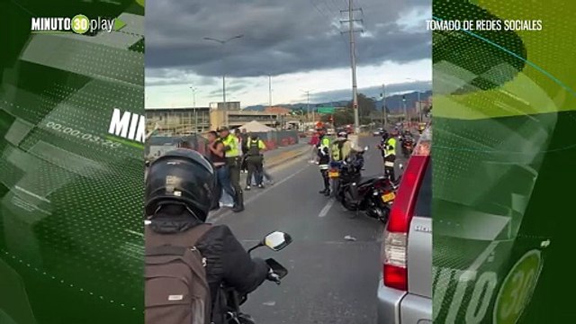 ¡Tremenda mechoneada colectiva en la Autopista Sur!: el año nuevo arrancó con una riña monumental en pleno trancón