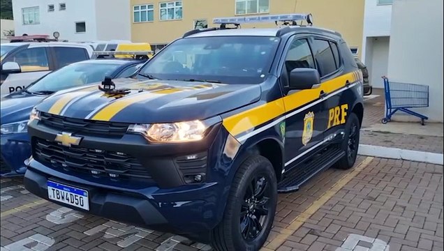 PRF persegue motociclista e suspeito 'perde' tornozeleira eletrônica, moto e arma mas foge a pé
