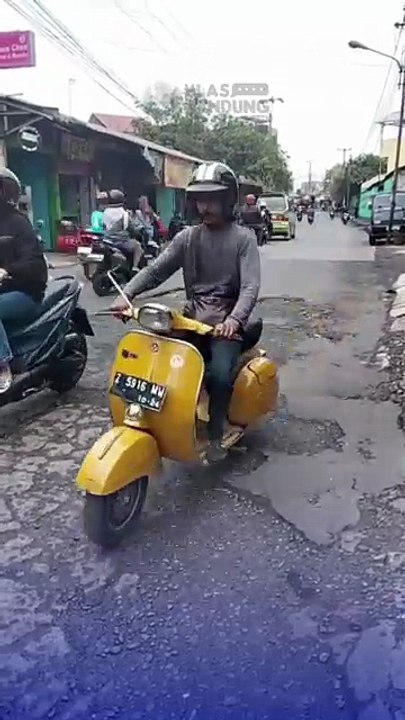 Jalan Rancamanyar Rusak Lagi, Tambalan Cepat Hancur dan Ancam Keselamatan Pengendara Bandung Selatan