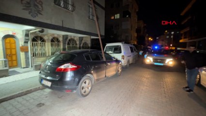 5 katlı binadan düşen demir otomobile saplandı