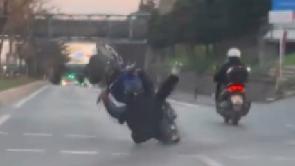 Üsküdar'da tek teker ilerlemeye çalışan motosikletli yola savruldu