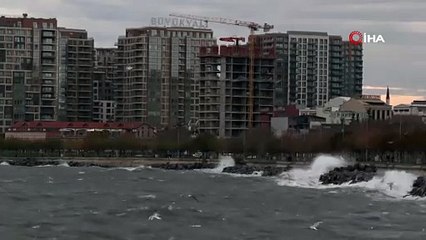 Lodos hayatı felç etti! İstanbul kıyılarında dev dalgalar