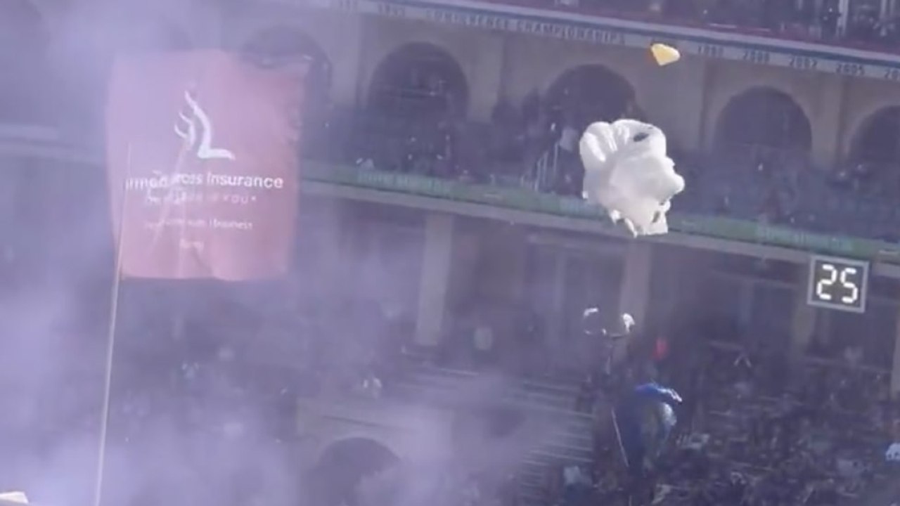 Paracadutista resta impigliato nella rete e cade durante lo show pre-partita