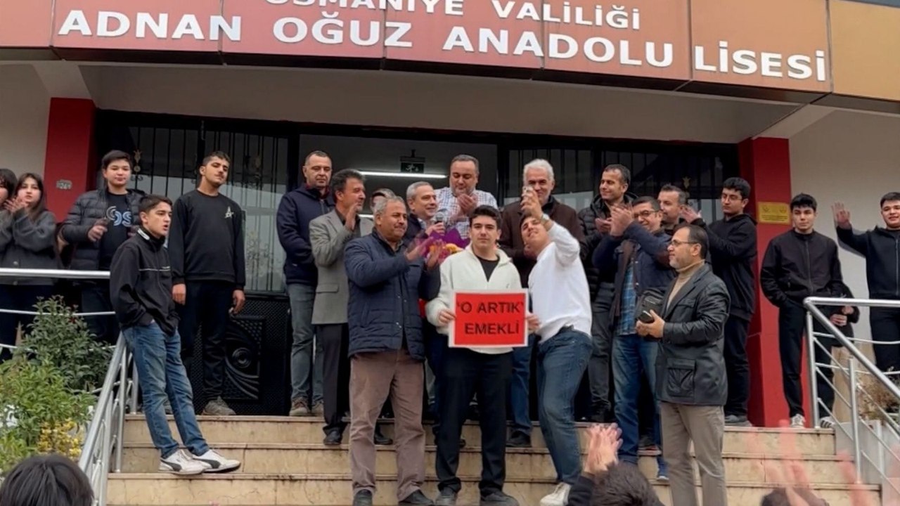 Emekli olan 40 yıllık öğretmene duygusal veda