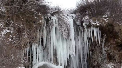 Girlevik Şelalesi buz tuttu: Üç metrelik sarkıtlar oluştu