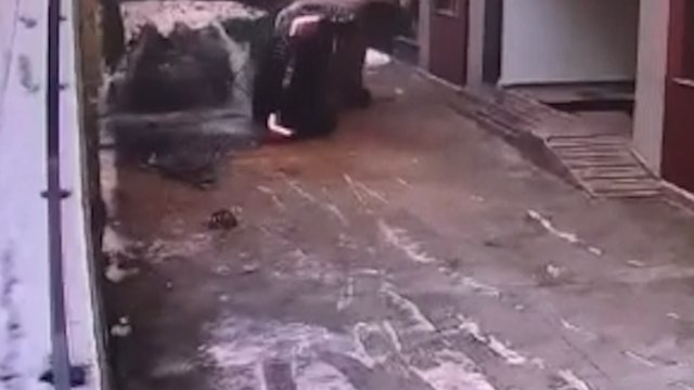 Trabzon'da site bahçesine devrilen aracın sürücüsü yaralandı