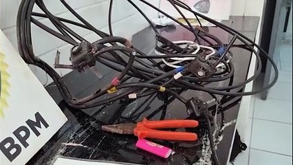 Homem sobe em poste, corta cabos, mas é contido por seguranças de empresa no bairro Interlagos