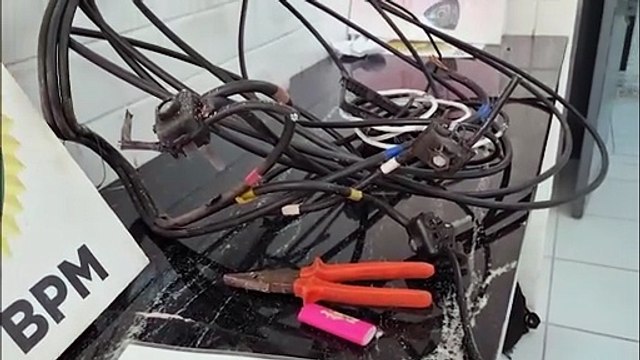 Homem sobe em poste, corta cabos, mas é contido por seguranças de empresa no bairro Interlagos