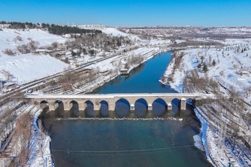 Diyarbakır'daki tarihi yapılar beyaza büründü