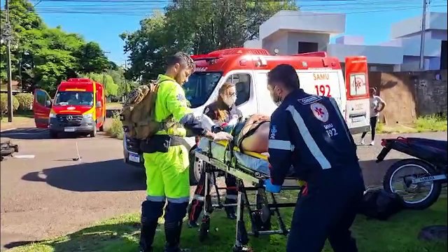 Siate e Samu atendem duas vítimas de acidente entre moto e carro em cruzamento no Jardim União