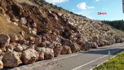 Kumluca yolunda heyelan; trafik tek şeritten veriliyor