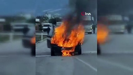 Silifke’de korkutan yangın: Otomobil D-400 karayolunda alevlere teslim oldu!