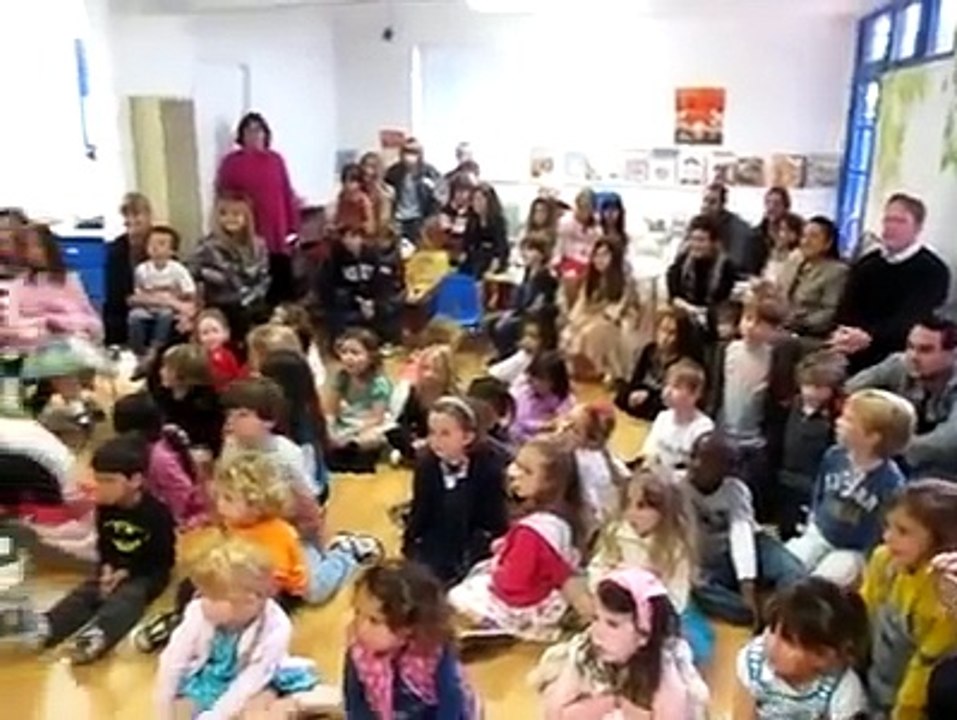 2011 – Johnny Hallyday : le 20 juin, il chante seul à la guitare pour les enfants de l’école de Jade