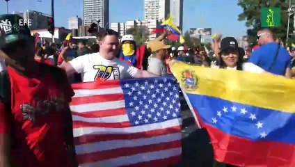 Cientos de venezolanos celebran con vítores y banderas en el centro de Santiago la captura del presidente de Venezuela