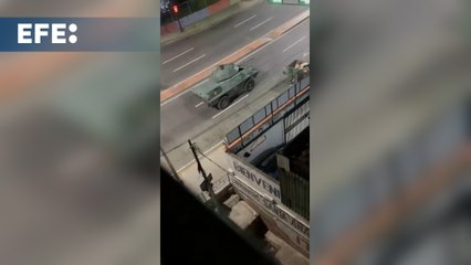 Vehículos blindados de las Fuerzas Armadas venezolanas recorren Caracas tras el ataque de Estados Unidos