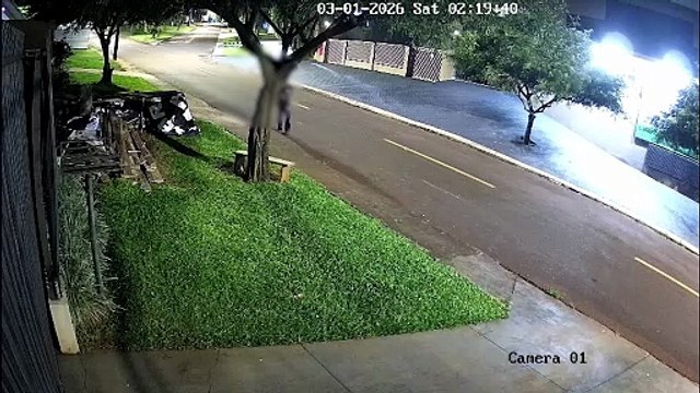 Veja o vídeo: homem leva meia hora para furtar tranquilamente fios de cobre na região da Rodoviária de Cascavel