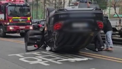 안산서 승용차가 화물차 들이받고 전복...1명 다쳐 / YTN