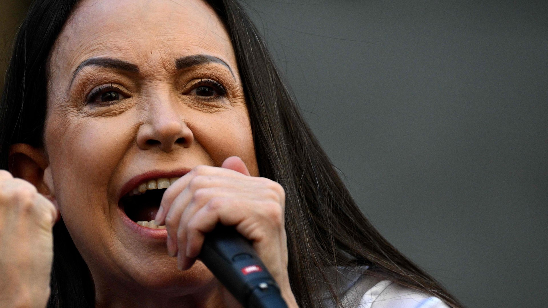 La geopol�tica mundial ha dado un vuelco absoluto tras la confirmaci�n de una operaci�n militar sin precedentes en territorio venezolano. El presidente de Estados Unidos, Donald Trump, ha anunciado a trav�s de sus redes sociales que las fuerzas estadounidenses han llevado "con �xito un ataque a gran escala contra Venezuela y su l�der, el presidente Nicol�s Maduro, que ha sido, junto con su esposa, capturado y sacado por aire del pa�s". Este movimiento, que Washington justifica como el cumplimiento de su promesa de "hacer valer la ley" ante la "negativa" del mandatario a aceptar una transici�n pactada, sit�a a Maduro frente a un tribunal federal de Nueva York por cargos de narcoterrorismo.
Desde el terreno, la l�der opositora y Premio Nobel de la Paz 2025, Mar�a Corina Machado, ha reaccionado con un mensaje de firmeza institucional apenas nueve horas despu�s de iniciarse los ataques. Machado ha sido contundente al afirmar que "hoy estamos preparados para hacer valer nuestro mandato y tomar el poder. Permanezcamos vigilantes, activos y organizados hasta que se concrete la transici�n democr�tica. Una transici�n que nos necesita a todos".
La l�der de la disidencia ha hecho un llamamiento directo a la poblaci�n civil y a las fuerzas del orden, instando a que Edmundo Gonz�lez Urrutia, a quien reconoce como el ganador leg�timo de los comicios de 2024, sea investido sin demora. Seg�n sus palabras: "Esta es la hora de los ciudadanos (...). Los que elegimos a Edmundo Gonz�lez Urrutia como leg�timo presidente de Venezuela, quien debe asumir de inmediato su mandato constitucional y ser reconocido como comandante en jefe de la Fuerza Armada Nacional por todos los oficiales y soldados que la integran".
Por su parte, Gonz�lez Urrutia ha respaldado este posicionamiento, calificando el momento actual como un punto de inflexi�n hist�rico. En un mensaje dirigido a la naci�n, el dirigente asegur� que "venezolanos, son horas decisivas, sepan que estamos listos para la gran operaci�n de la reconstrucci�n de nuestra naci�n".
La hoja de ruta de la oposici�n es clara: restablecer el orden democr�tico y la justicia. Machado ha prometido que, con este cambio, "lleg� la hora de que la soberan�a popular y la soberan�a nacional rijan en nuestro pa�s. Vamos a poner orden, liberar a los presos pol�ticos, construir un pa�s excepcional y traer a nuestros hijos de vuelta a casa". Mientras tanto, la justicia internacional toma el relevo en el caso de la pareja presidencial capturada, ya que, seg�n la fiscal general Pam Bondi, "Nicol�s Maduro desde hoy enfrenta la justicia internacional por los cr�menes atroces cometidos contra los venezolanos y contra ciudadanos de muchas otras naciones".
Machado ha pedido a los ciudadanos que permanezcan atentos a las instrucciones que se dar�n "muy pronto" a trav�s de canales oficiales para coordinar los pr�ximos pasos de esta hist�rica transici�n.