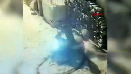 Bu kadarı da pes! Karla kaplı mahallede drift attı