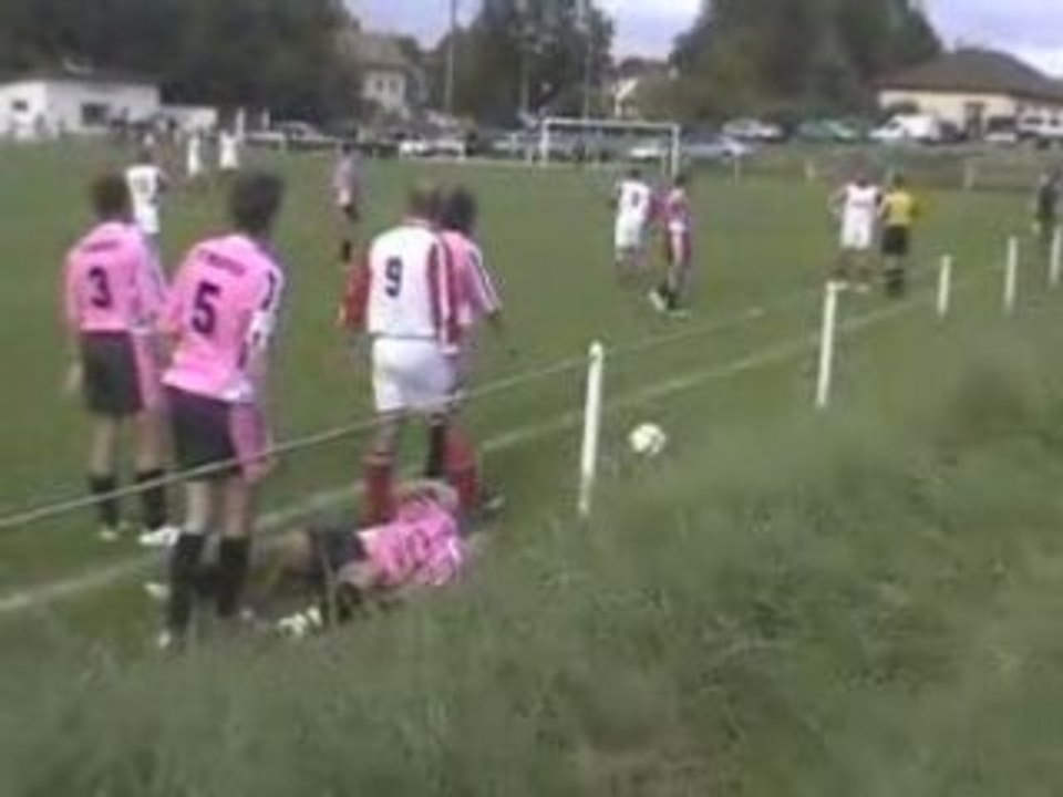 Tacle par derrière très dangereux