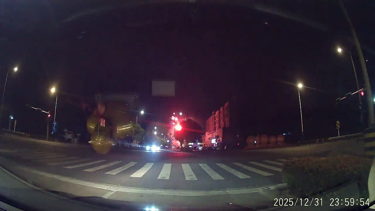 Il se laisse distraire par les feux d'artifice en pleine rue... oups