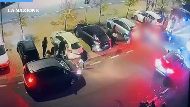 Si lancia con l'auto contro il rivale e altre quattro persone, arrestato