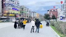 Bursa'da bazı vatandaşlar fırtınada uçmamak için yerlere yattı