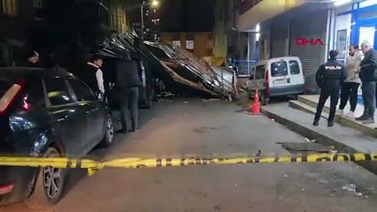 Küçükçekmece'de çatının uçtuğu anlar kamerada; 2 kişi son anda kurtuldu