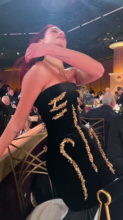 ooh my outfit so tight דואה ליפה אוו זה כל כך צמוד השמלה הזאת חפשו בגוגל HTOFAHSHION לשמלה של דואה ליפה dualipa