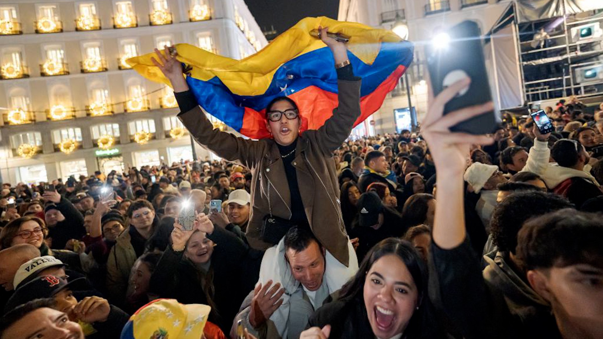 Lágrimas de alegría de venezolanos en Madrid tras la captura de Maduro por EEUU