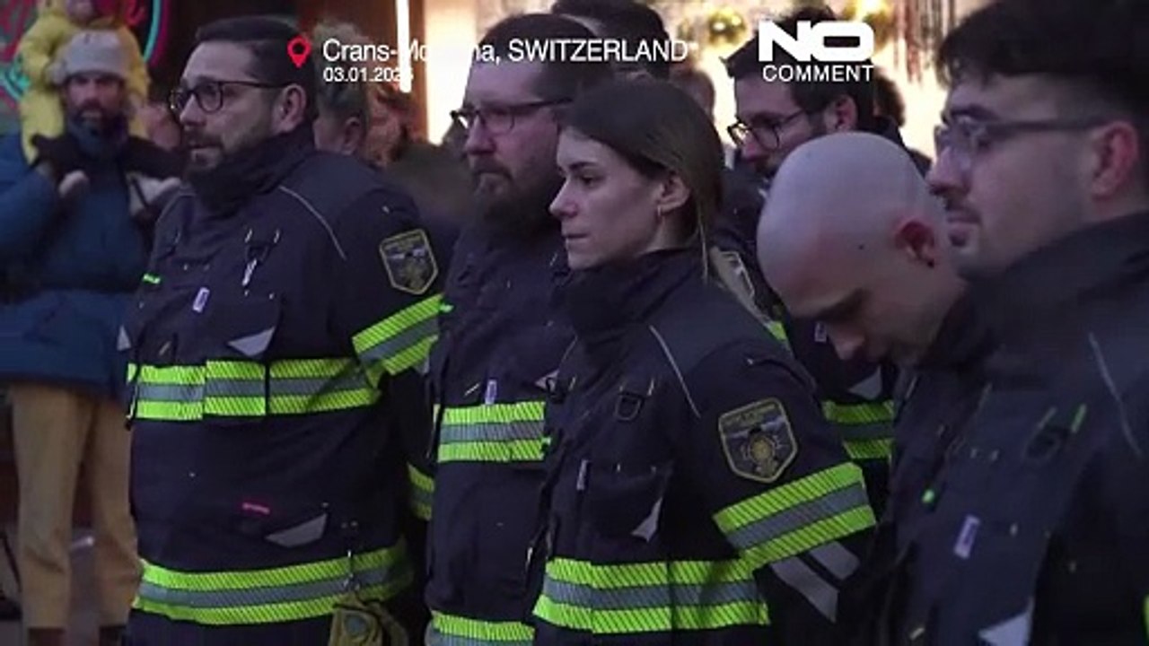 Πυροσβέστες τιμούν τα θύματα της φονικής πυρκαγ...