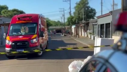 Pai chora após filho ser morto a tiros em Foz do Iguaçu