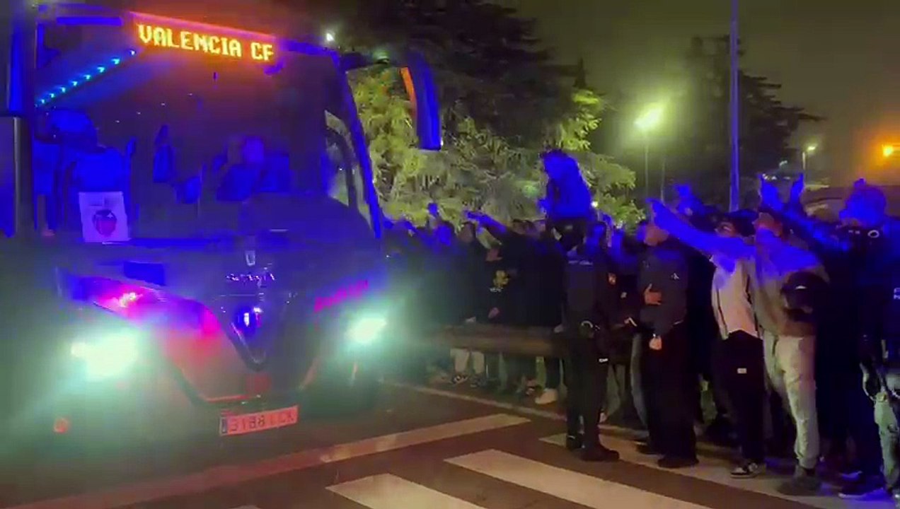 Carreras e insultos en la salida del autobús del Valencia del aeropuerto de Manises