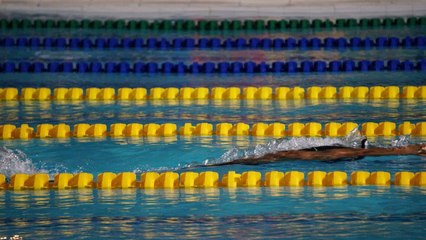 La madre de estas hermanas que ganaron medalla de oro, no cabía de la emoción en la tribuna.