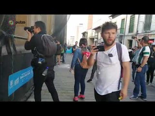 Así le cantan manifestantes a agentes del Esmad que se encuentran en el Palacio de Liévano