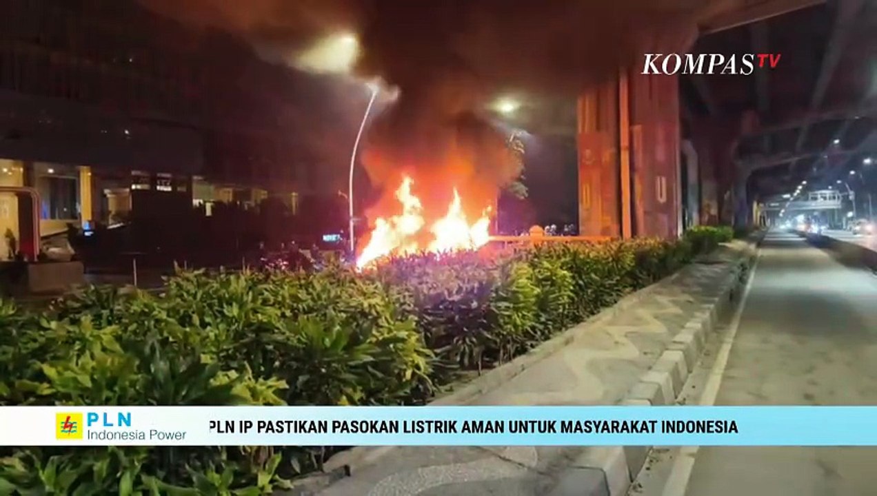 Mobil Terbakar Usai Tabrak Separator Busway di Pulogadung, 4 Mobil Damkar Diterjunkan ke Lokasi