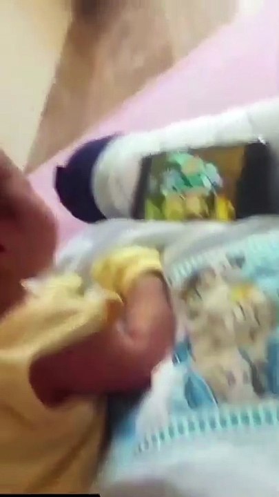 Bebê de 16 dias assistindo kk