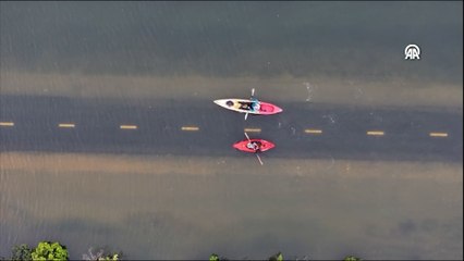 Kaliforniya'da yüksek gelgitte yollar sular altında kaldı