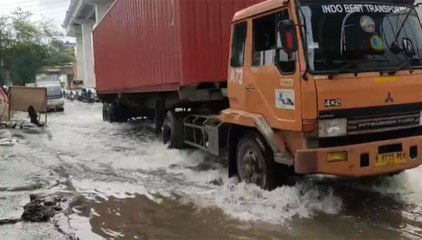 Banjir Rob Masih Genangi Jalan RE Martadinata Jakarta Utara