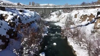 Muradiye Şelalesi soğuk havanın etkisiyle kısmen dondu