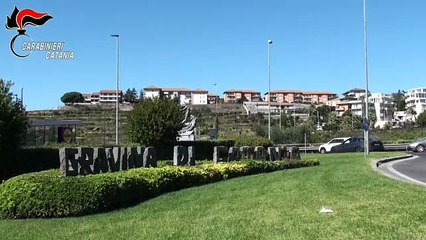 Gravina di Catania, raid con un'auto rubata su via Etnea: colpiti un bar e un distributore