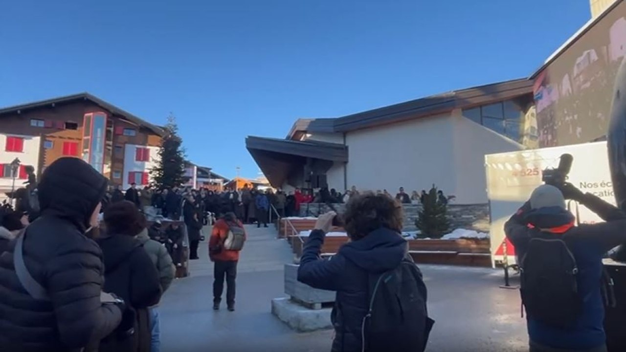 Folla alla Messa per le vittime di Crans Montana: tanta commozione mentre risuonano le campane