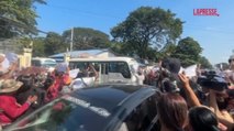 Myanmar, più di 6.100 prigionieri liberati nell'anniversario dell'indipendenza: i parenti accalcati davanti al carcere di Insein