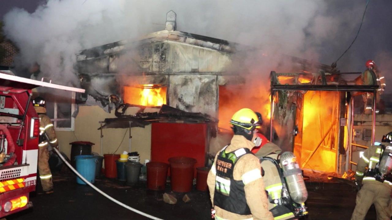 충남 아산 단독주택에서 불...인명 피해 없어 / YTN