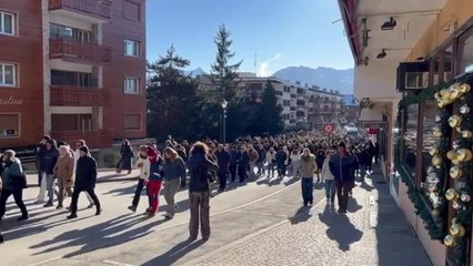 Il silenzio raccolto del corteo dalla chiesa di Crans Montana al bar Le Constellation: l'applauso e gli omaggi dei soccorritori