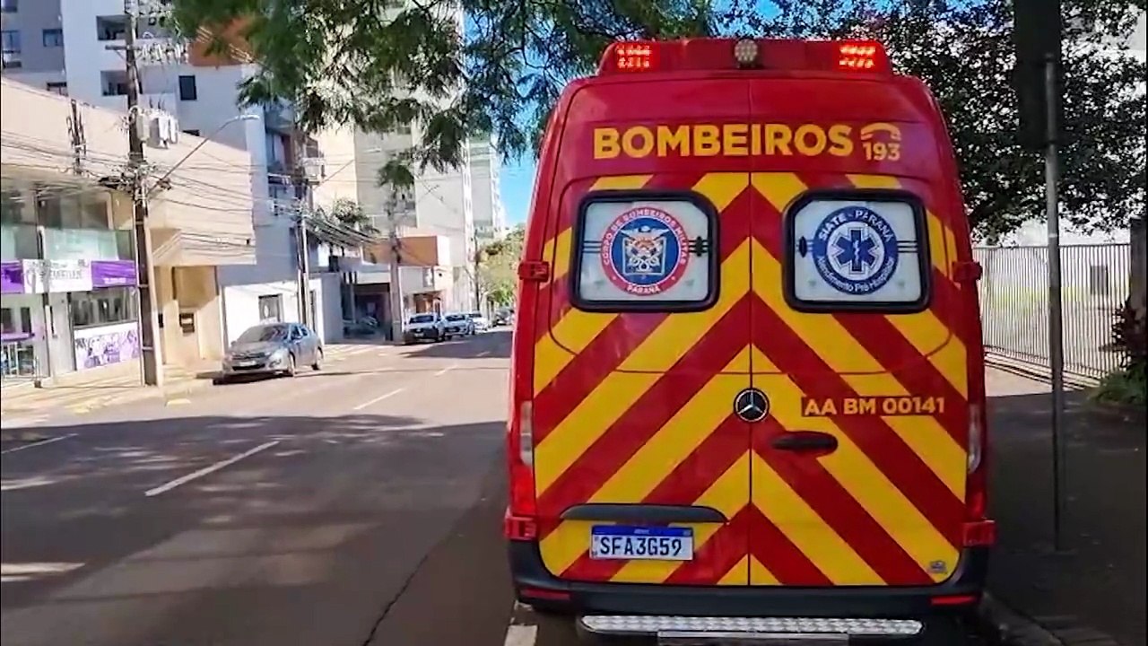 Mulher sofre queda atravessando a Rua Paraná e é socorrida pelo Siate