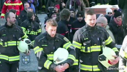 Crans-Montana, marcia silenziosa per vittime: 3 italiani identificati