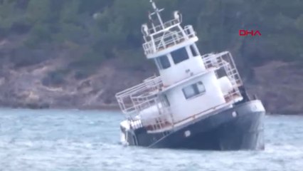 Balıkesir'de kuvvetli lodos nedeniyle sürüklenen feribot karaya oturup, yan yattı