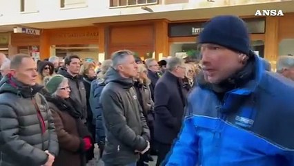 Applausi per i soccorritori dell'incendio di Crans-Montana