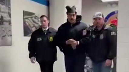 마두로, 뉴욕 구치소 수감...끌려가며 "좋은 밤" 인사도 / YTN